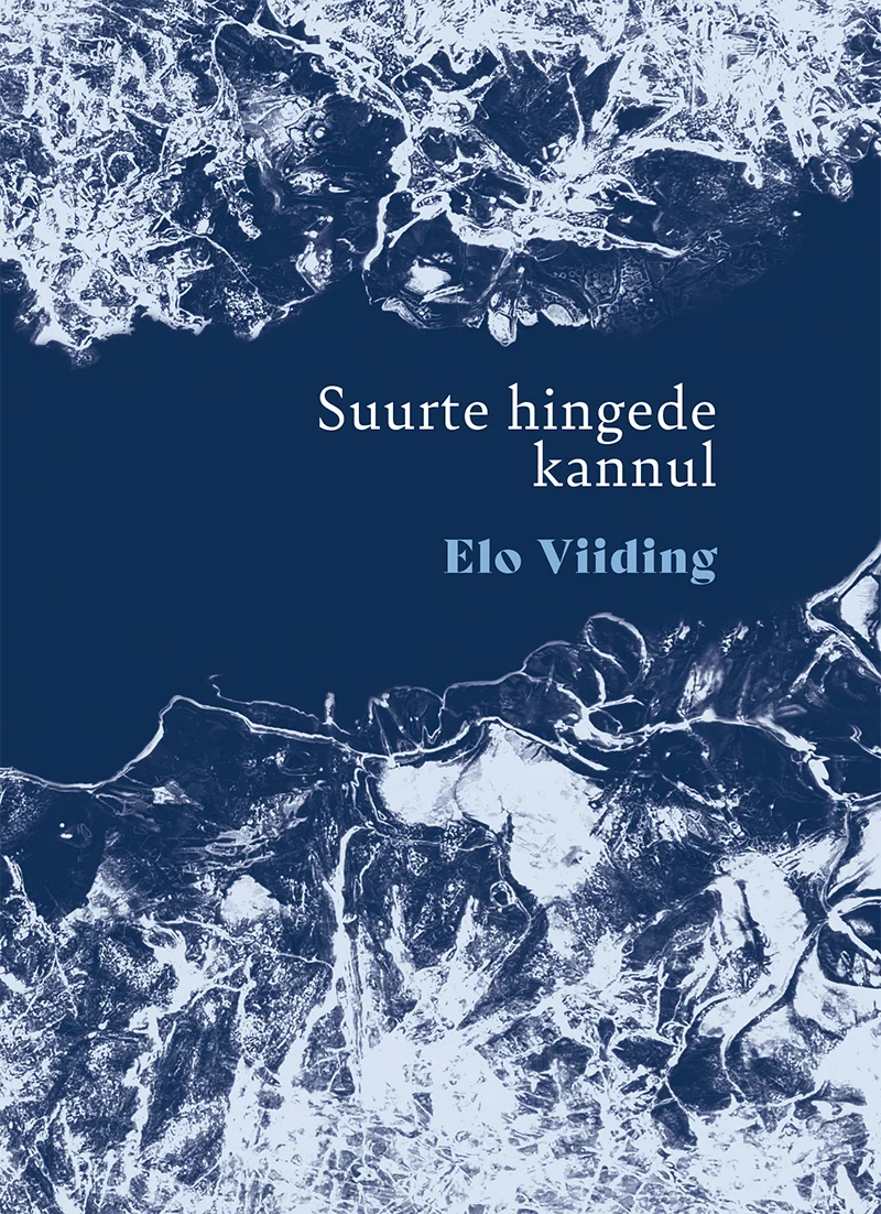 Suurte hingede kannul - Elo Viiding (Emakeele Sihtasutus, 2024). Tumersinise taustaga kaanel domineerib abstraktne jääkristallidest või külmunud veest moodustuv valge tekstuur, mis katab kaane ülemise ja alumise osa.