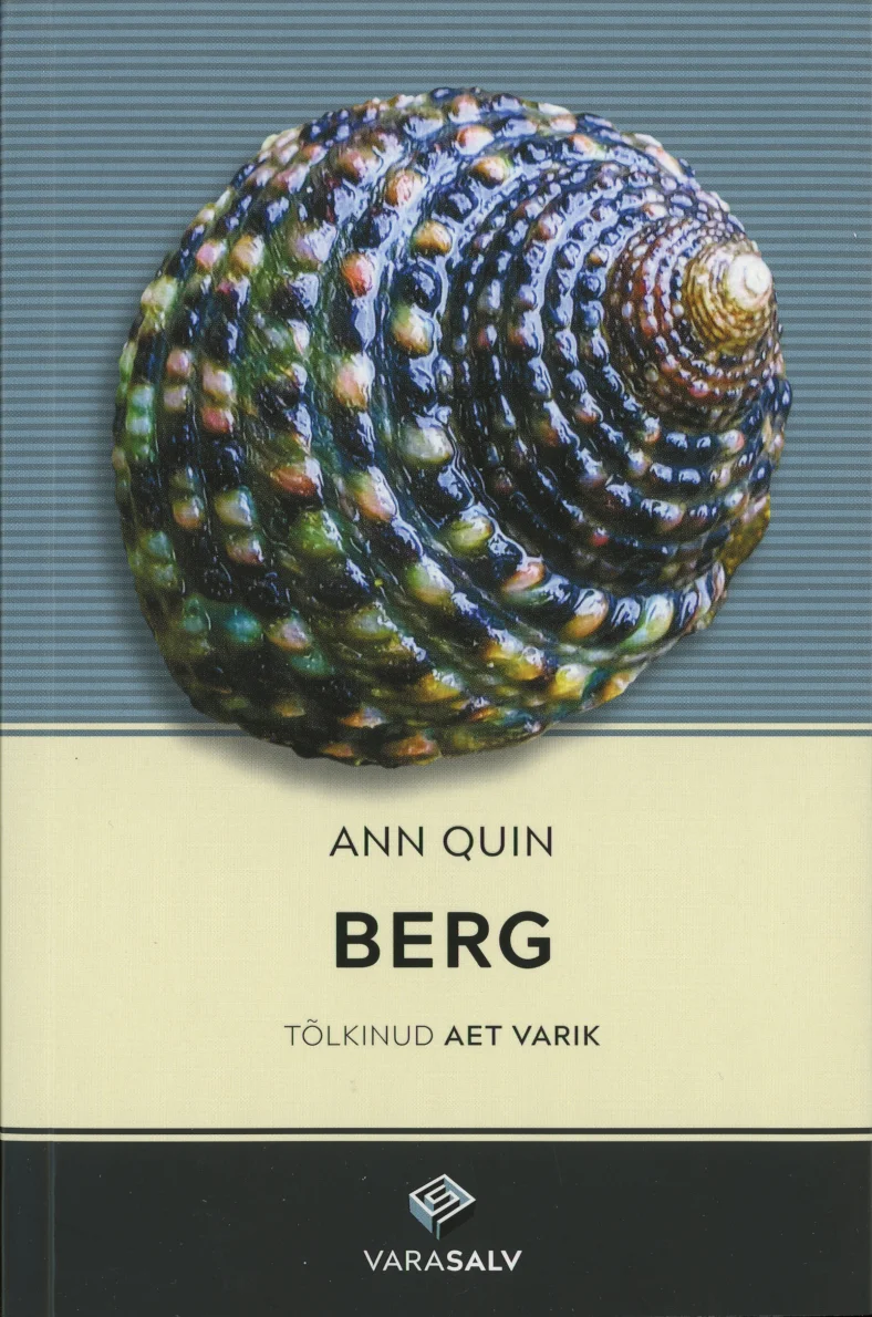 Berg - Ann Quin (Salv, 2025). Kaanel domineerib lähedalt fotografeeritud troopiline tigukarp, mille keerd on kaunistatud sinakasroheliste ja pruunikate laikudega. Taust on lihtne, helesinine-hall, mis toob karbi peened detailid selgelt esile.