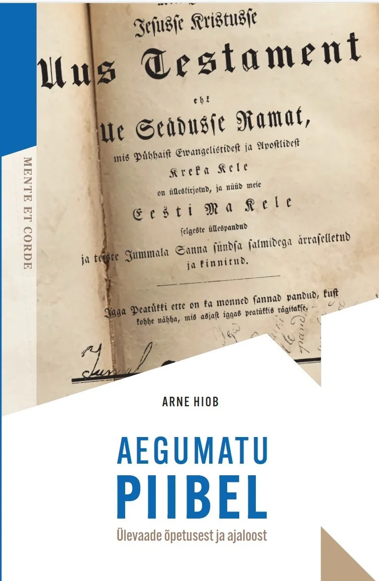 Aegumatu Piibel - Arne Hiob (EMK Teoloogiline Seminar, 2025). Kaanel on foto vanast käsikirjalisest või trükitud tekstiga leheküljest, millel on kujutatud „Uus Testament" eestikeelses kirjas. Taust on hele, kujundus on minimalistlik ning pealkiri on esitatud suurtähtedega sinises ja mustas värvitoonis.