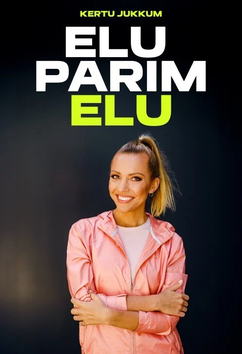 Elu parim elu - Kertu Jukkum (Gertruuda, 2025). Tumeda tausta ees seisab naeratav naine roosas spordijakis, käed risti rinnal. Kaanekujundus kasutab elavat kollakasrohelist ja valget kirja.