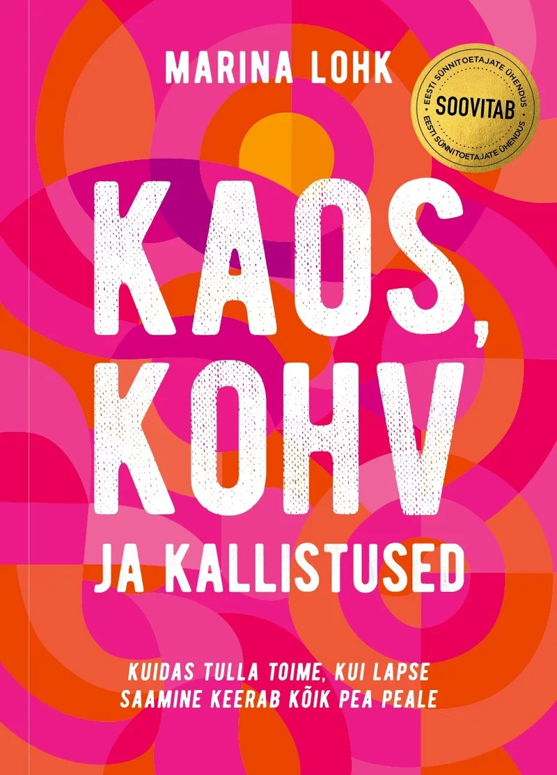 Kaos, kohv ja kallistused - Marina Lohk (Jes, 2025). Roosa ja oranži toonides kaane taustal keerduvad ümarad spiraalid ja lainelised mustrid. Pealkirja tekst on esitatud suurte, erksavärviliste tähtedega – „Kaos" roosas, „Kohv" oranžis ja „Kallistused" tumeroosas toonis.
