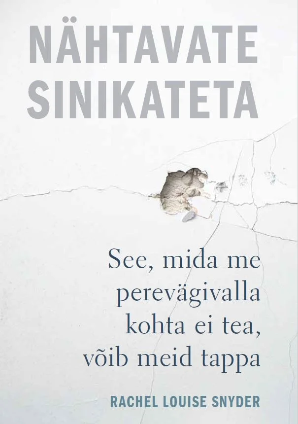 Nähtavate sinikateta - Rachel Louise Snyder (Tänapäev, 2025). Minimalistlik valge kaanekujundus, millel on keskel pragunenud ja ketendava krohviga seina tekstuur. Pragude vahelt paistavad välja tumedad, varjulaadsed elemendid, luues kujundit, mis vihjab peidetud ohtudele.