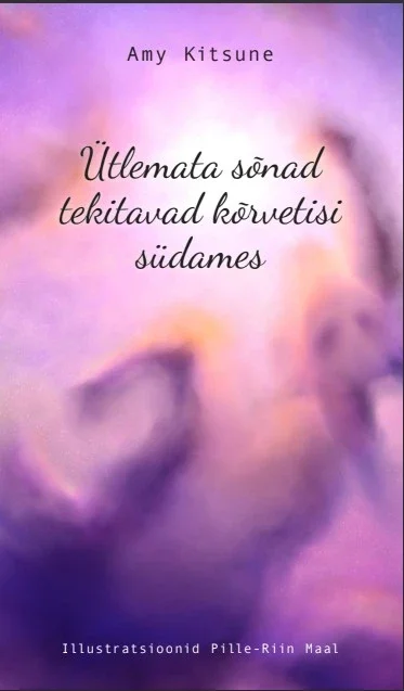 Ütlemata sõnad tekitavad kõrvetisi südames - Amy Kitsune (Kröösus, 2025). Pehmes lilla-roosa-kollases värvigammas abstraktne illustratsioon, millel on udune, unenäoline atmosfäär. Kaanel on ähmaselt nähtav habras inimfiguur või käed, mis sulanduvad pehmete pastelltoonidega tausta.