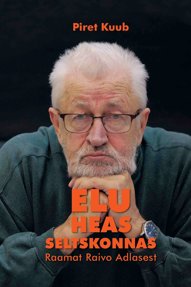 Elu heas seltskonnas - Piret Kuub (2026). Kaanel on eaka mehe lähivõte, kes nõjatub käte vastu ja vaatab mõtlikult kaamera poole. Foto on sooja, naturaalsete toonidega ning täidab suurema osa kaanest.
