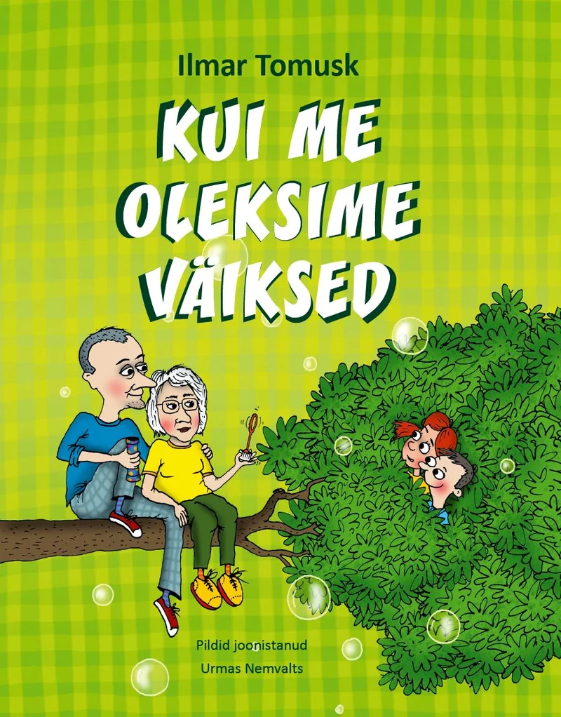 Kui me oleksime väiksed - Ilmar Tomusk (Tammerraamat, 0). Rohelisel mustrilistel taustal istuvad kaks hallijuukselist täiskasvanut puuoksal, nende kõrval peidab end lehestikus punajuukseline laps. Illustratsioon on värviküllane ja humoorikas joonistusstiilis.