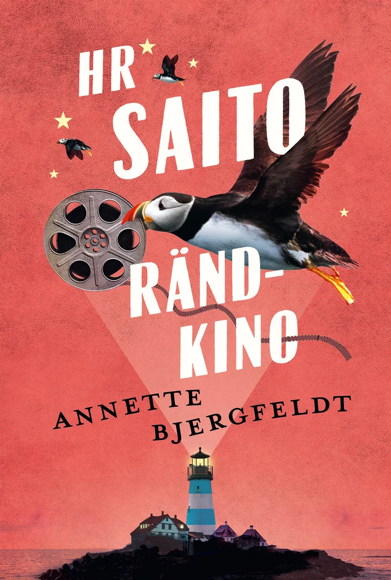 Hr Saito rändkino - Annette Bjergfeldt (Rahva Raamat, 2026). Punase tausta ees lendab papagoikajakas, mille kõrval on filmirull ja lendavad linnud. All on udune tuletorni siluett.
