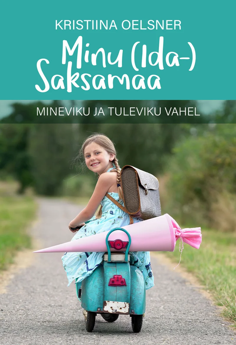Minu (Ida-)Saksamaa - Kristiina Oelsner (Petrone Print, 2026). Heleda taustaga kaanel on foto rõõmsast tüdrukust, kes sõidab türkiissinise kohvri peal ja hoiab käes roosat koolikotti (Schultüte). Pilt on päikeselise ja nostalgilise atmosfääriga.
