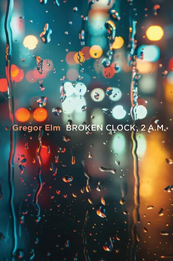 Broken Clock, 2 A - Gregor Elm (Näo Kirik, 2026). Kaanepildil on lähivõte vihmasest aknaklaasist koos veepiisakestega, mille taustal paistavad udused linnatuled soojades kollastes, punastes ja sinistes toonides. Fotorealistlik, meeleolukas öine linnastseeni atmosfäär loob melanhoolse ja unise tunde.