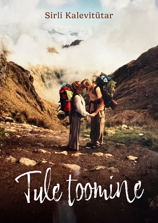 Tule toomine - Sirli Kalevitütar (2026). Fotorealistlik kaanepilt kujutab kahte seljakottidega matkajat mägises maastikus kivisel rajal. Toonid on soojad ja naturaalsed, taust näitab dramaatilisi mäenõlvasid uduse taevaga.