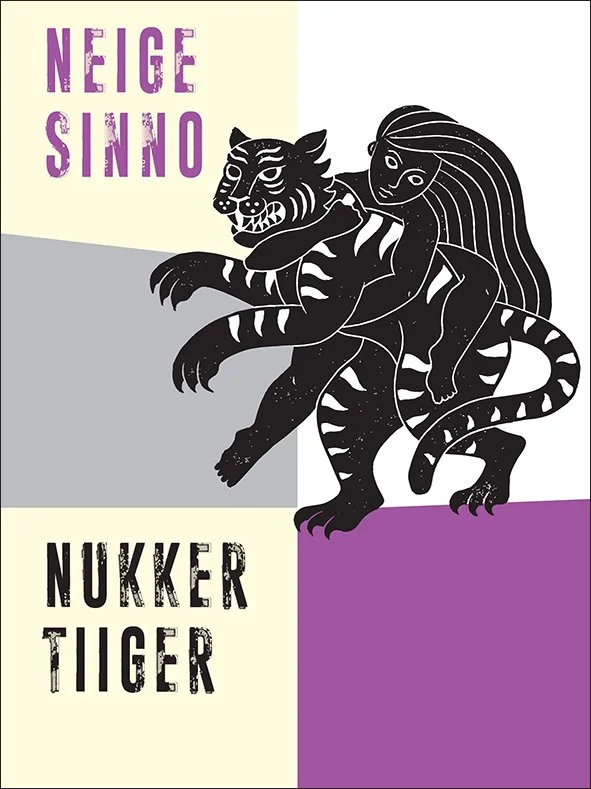 Nukker tiiger - Neige Sinno (2026). Minimalistlik graafililine kujundus, millel kujutatud must-valge triibuline tiiger, kes hoidub inimfiguuri ümber. Taust koosneb geomeetrilistest laikudest hall-, lilla- ja valgetoonides.