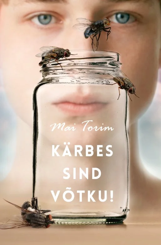 Kärbes sind võtku - Mai Torim (2026). Läbipaistva klaaspurgi sees ja peal istuvad kärbsed, taustal on noor inimene, kelle nägu on uduselt nähtav. Kaanekujundus on realistlik fotomontaaž jahedate sinakasroheliste toonidega.
