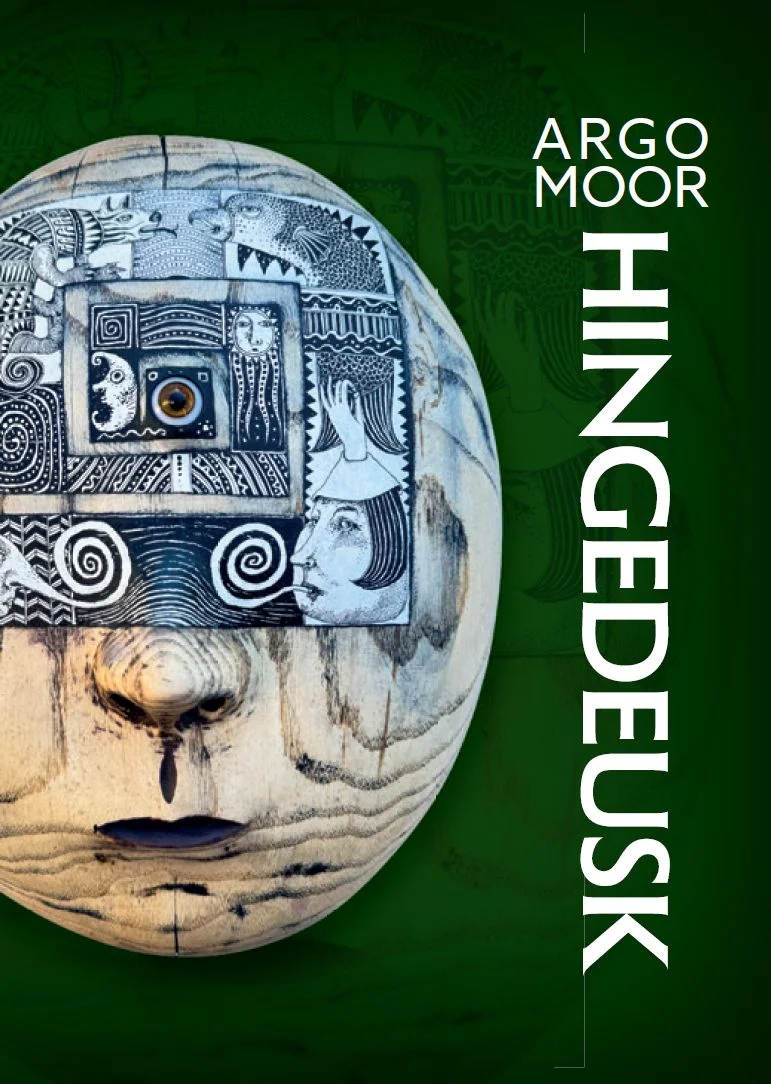 Hingedeusk - Argo Moor (Tammerraamat, 2026). Rohelisel taustal kujutatud inimese pea, mis on kaetud detailsete gravüüritaoliste mustrite ja sümbolitega. Must-valge illustratsioon loob muistse või rituaalse eseme mulje.