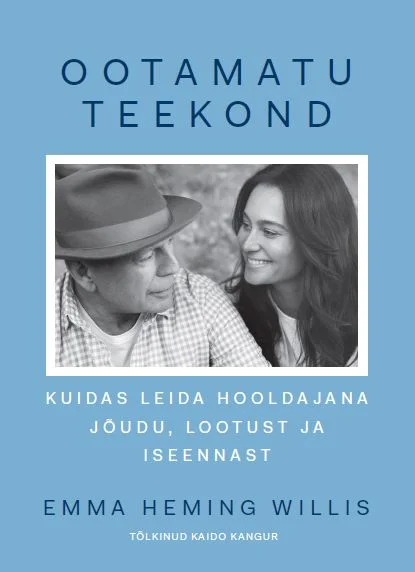 Ootamatu teekond - Emma Heming Willis (Tänapäev, 2026). Heledasinise taustaga minimalistlik kaanekujundus, mille keskel on mustvalge foto kahest inimesest — naine naeratab mehele õla najal toetudes.