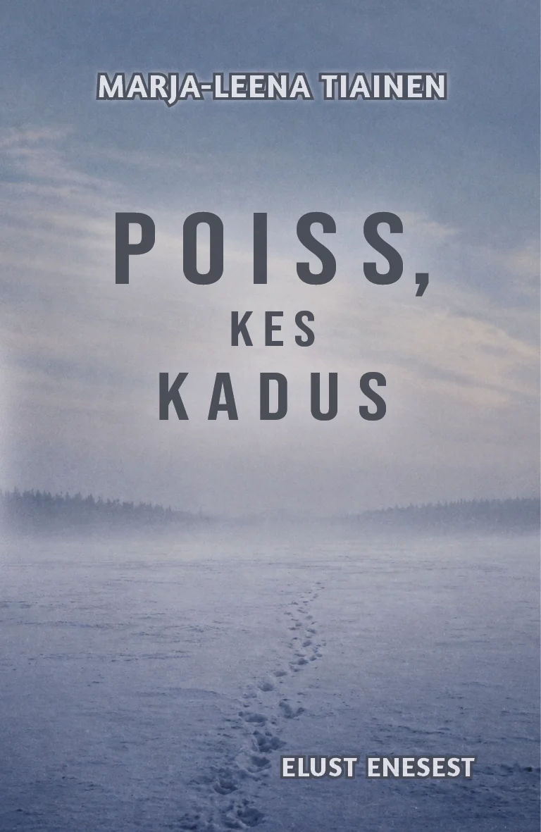 Poiss, kes kadus - Marja-Leena Tiainen (Elust Enesest, 2026). Külm ja udune talvine maastik lumise väljaga, millel on näha üksikud jalajäljed lumes. Kaane värvigamma on hall-sinine, luues melanhoolse ja hääbuva õhkkonna.