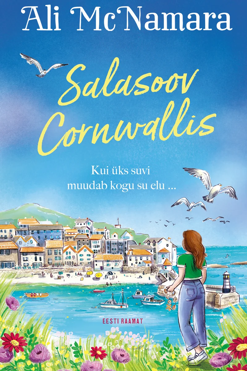 Salasoov Cornwallis - Ali McNamara (2026). Pastelsetes toonides akvarellilaadne illustratsioon Cornwalli rannikulinnast koos värvikate majadega, sinise mere ja tuletorniga taustal. Esiplaanil seisab punase juuksega naine, keda ümbritsevad lillelised põõsad.