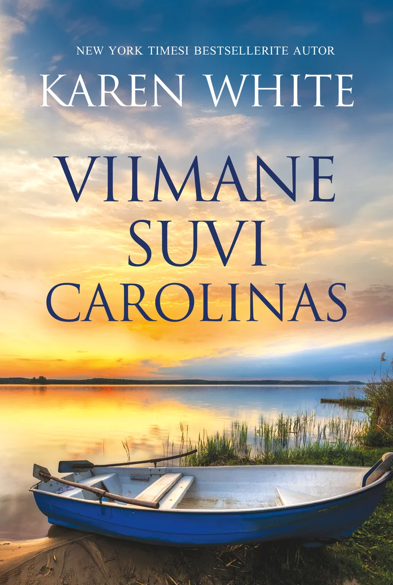 Viimane suvi Carolinas - Karen White (2026). Rahulik järvemaastik loojanguvärvides — kuldne ja roosakas taevas peegeldub vees, esiplaanil on kaldale tõmmatud sinine paat. Romantiline ja nostalgiline meeleolu soojades õhtuvalguse toonides.