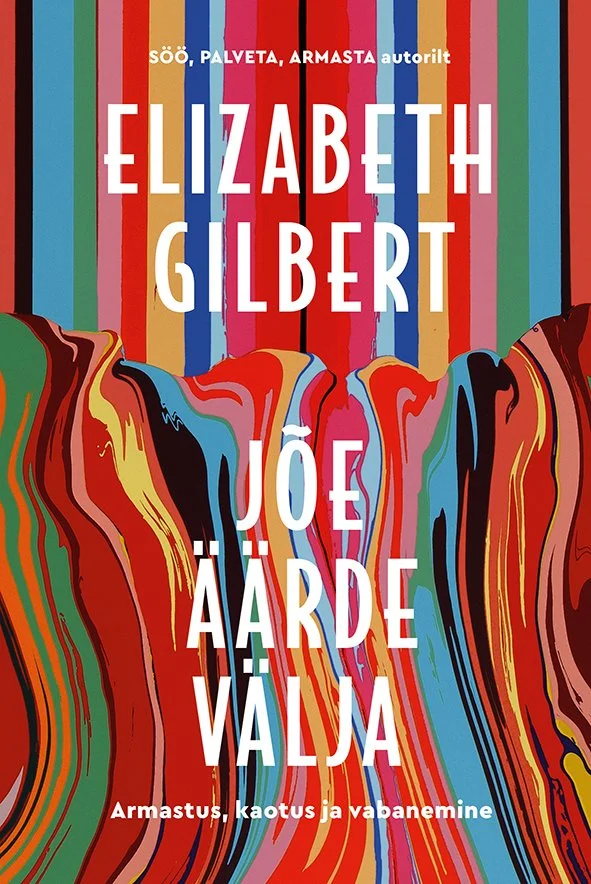 Jõe äärde välja - Elizabeth Gilbert (Varrak, 2026). Värviküllane abstraktne kujundus voolavate, marmorjas mustriga triipudega roosa, oranži, punase ja valge toonides. Kaane taust meenutab vedelasse värvi segatud mustreid, luues elava ja dünaamilise efekti.
