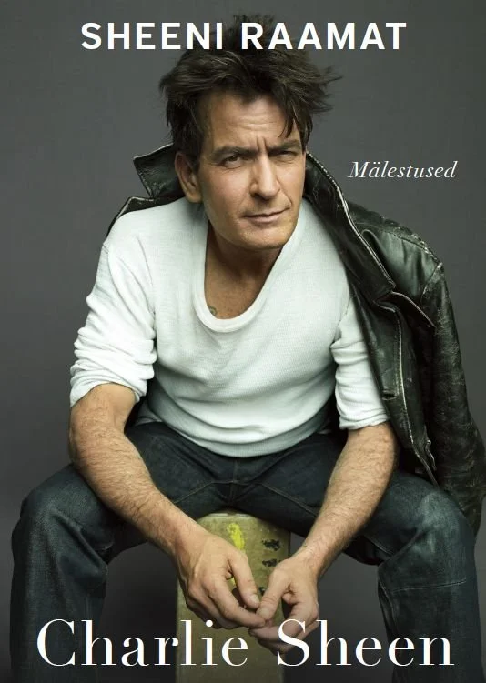 Sheeni raamat - Charlie Sheen (Tänapäev, 2026). Tumeda taustaga fotograafiline kaanekujundus, millel poseerib keskealine mees valges särgis ja nahkjopes, hoides käte vahel arbuusi. Poos on enesekindel ja rahulik, foto on professionaalne portreestiilis.