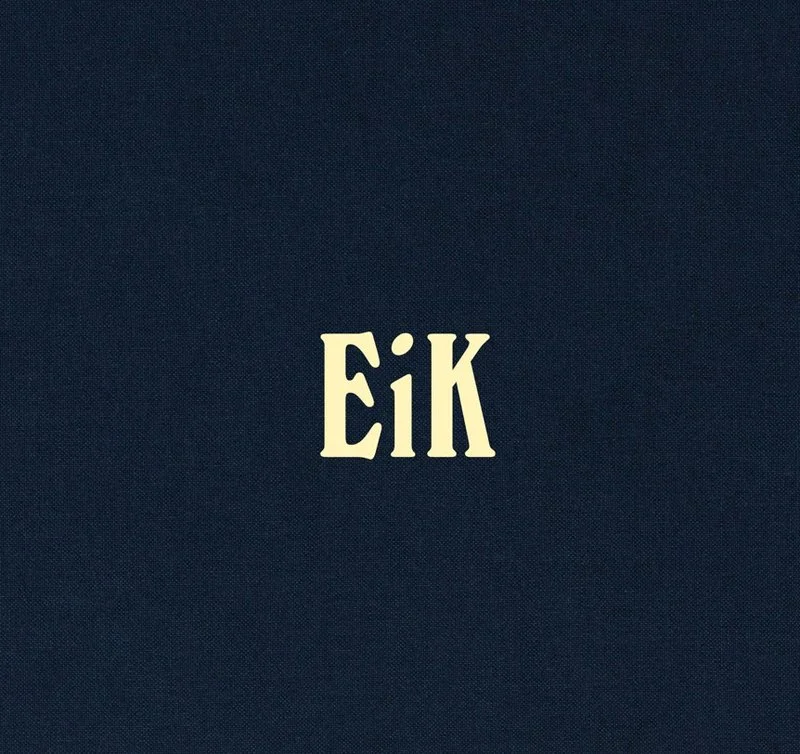 mis edasi, see alles selgineb - Eik (Puänt, 2026). Tumesinine minimalistlik kaas, mille keskele on paigutatud kuldkollane gooti kirjastiilis lühend „EiK". Lihtne ja elegantne kujundus ilma lisaelementideta.
