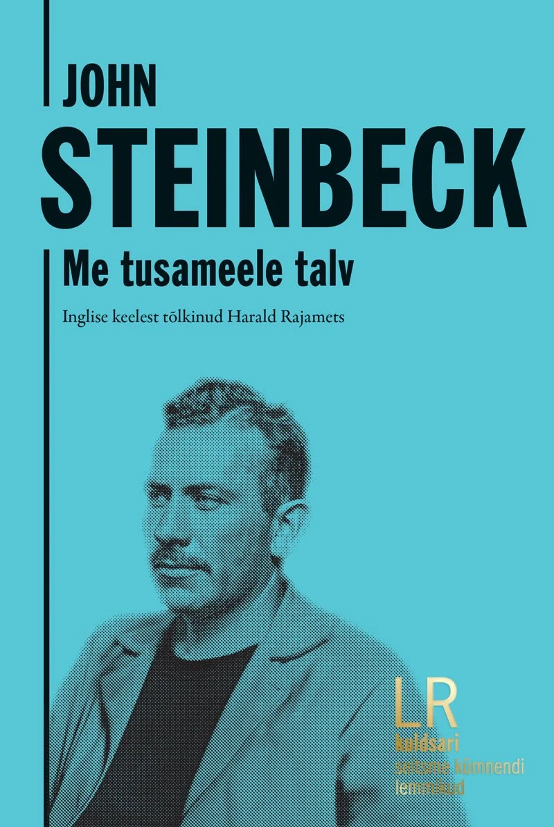Me tusameele talv - John Steinbeck (Kultuurileht, 2026). Türkiissinisel taustal asuv mustvalge foto keskealisest mehest, kelle pilk on suunatud kõrvale. Minimalistlik ja elegantne kujundus rõhutab portreefotot kui peamist visuaalset elementi.