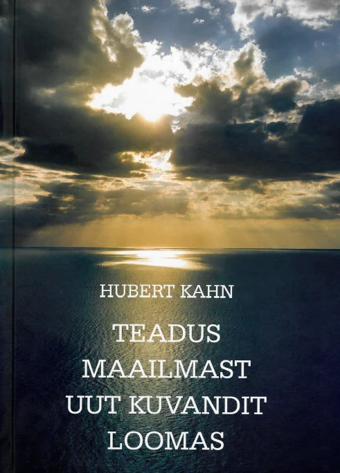 Teadus maailmast uut kuvandit loomas - Hubert Kahn (HUBERT KAHN, 2026). Dramaatiline merevaade, kus päikesekiired murduvad läbi tormiste pilvedega kaetud taeva, peegeldudes tumedal veepeegelpinnal. Kaane värvigamma on sünge ja majesteetlik, domineerivad hallikassinised ja kuldkollased toonid.