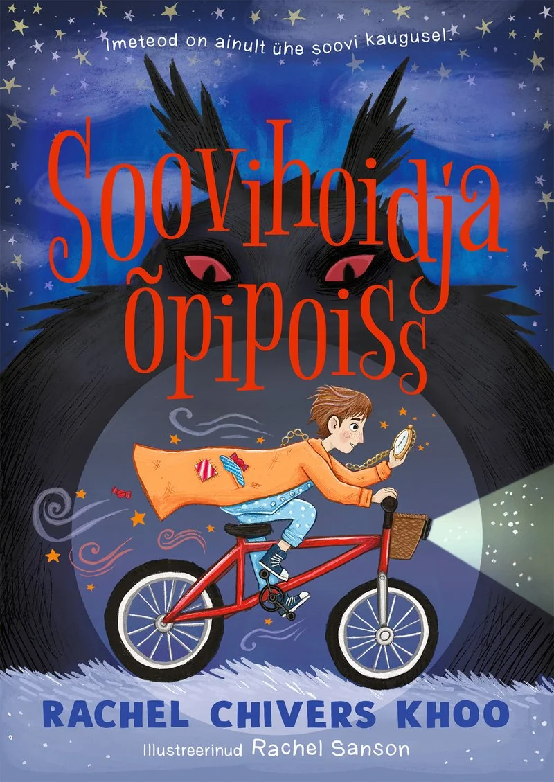 Soovihoidja õpipoiss - Rachel Chivers Khoo (Kirjastus Pegasus, 2026). Illustreeritud kaanepilt, millel poiss sõidab punase jalgrattaga öises taevas, oranž mantel lehvib tuules. Taustal levitab suur tume linnukuju tiibu, ümber säravad tähed.
