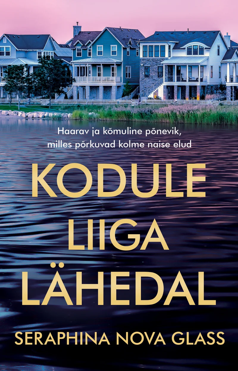 Kodule liiga lähedal - Seraphina Nova Glass (Ersen, 2026). Fotorealistlik kaanepilt, millel on näha jõe- või järveäärne luksuslik elamupiirkond suurte majade ja lopsakas rohelusega. Soojad suvised toonid ja rahulik veepeegeldus loovad idüllilise, kuid varjatud pingetega õhkkonna.
