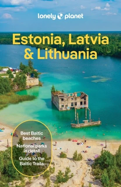 Lonely Planet Estonia, Latvia & Lithuania - Anna Kaminski (2026). Kaanel on foto idüllilisest Balti maastikust, kus tumeroheline metsaga ümbritsetud järv peegeldab sinist taevast ning keskel paikneb väike saare peal asuv vana kivikindlus. Värvigamma on hele ja suvine, domineerivad sinised ja rohelised toonid.