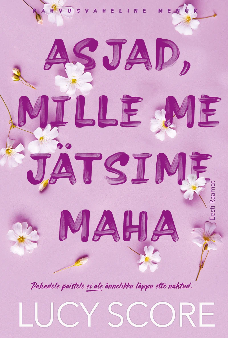 Asjad, mille me jätsime maha - Lucy Score (Eesti Raamat, 2026). Roosakas-lilla pastelne taust, millel on hajutatud väikesed valged ja roosad õied. Pealkiri on esitatud lõbusas käsitsi kirjutatud laadis kirjas, mis on kaunistatud õieelementidega.