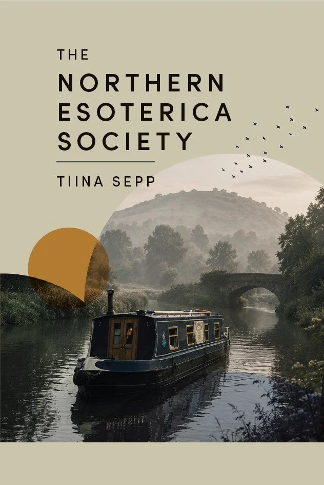 The Northern Esoterica Society - Tiina Sepp (2026). Minimalistlik kaanekujundus hall-beežides toonides, millel on realistlik foto kitsast kanalipaadist uduses inglipärases maastikus kivise silla all. Kompositsiooni täiendavad abstraktsed geomeetrilised kujundid – kuldkollane ring ja hall poolring – ning üksikud linnusiluetid.