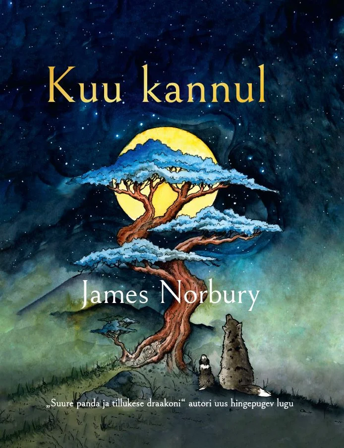 Kuu kannul - James Norbury (Tänapäev, 2026). Öine illustratsioon, millel kujutatud suur, keeruliste okstega puu kuuvalguses sinakasrohelistes toonides. Puu all istub väike hunt või rebane, vaatamas eredat täiskuud oksade vahel.