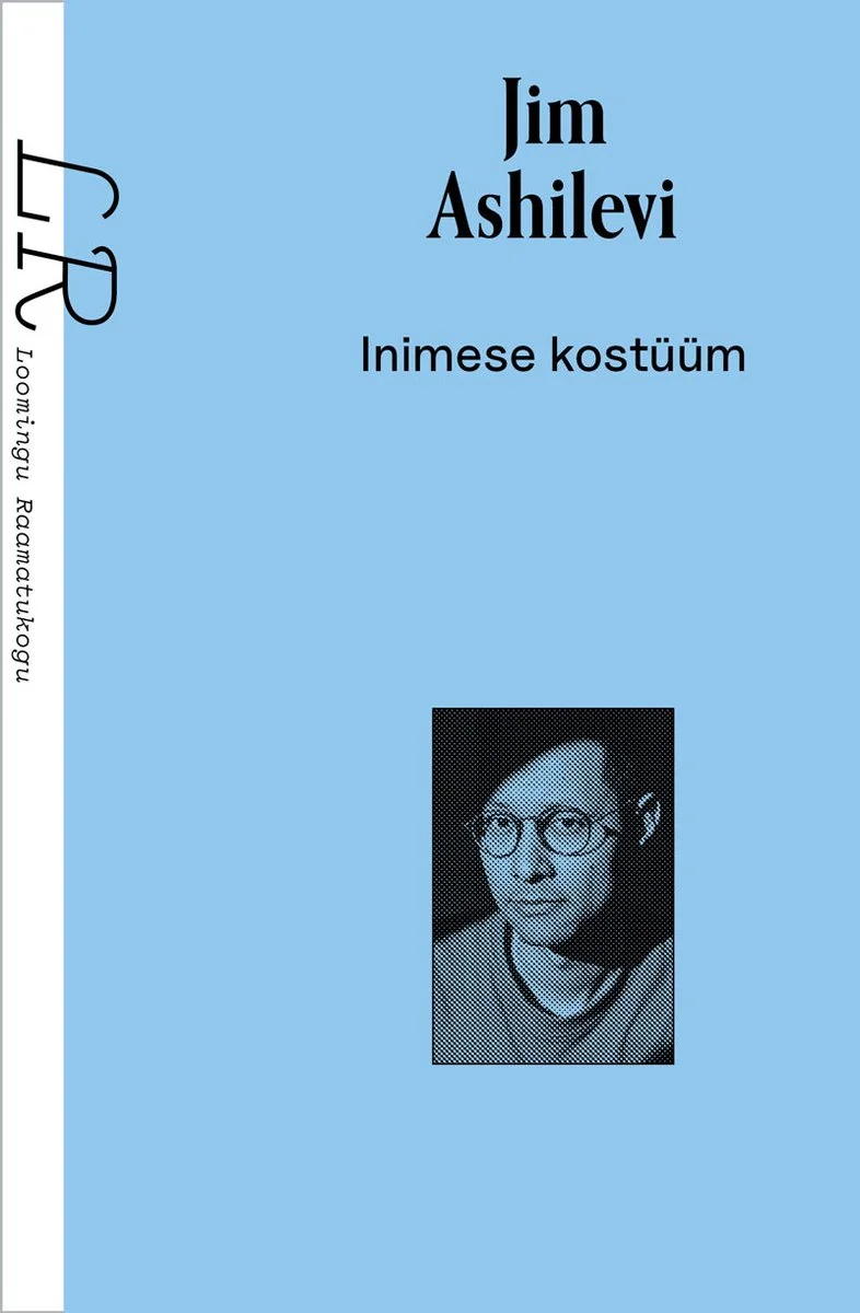 Inimese kostüüm - Jim Ashilevi (Kultuurileht, 2026). Helesinisel taustal asuv mustvalge foto keskealisest mehest, kes vaatab kergelt allapoole. Minimalistlik ja puhas kujundus.