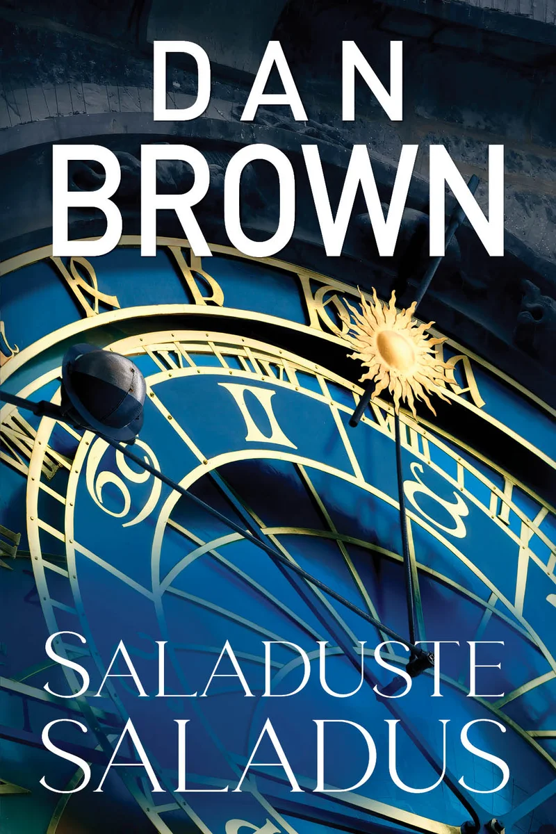 Saladuste saladus - Dan Brown (Rahva Raamat, 2026). Tumeroheline-sinine taust koos lähedalt pildistatud keeruka astronoomilise kella detailidega, millel on kuldne päikesesümbol ja roomanumbrid. Kaanel domineerivad metallsed, kulunud tekstuurid ja müstiline õhustik.