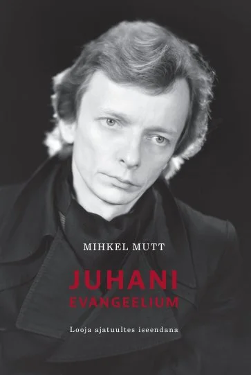 Juhani evangeelium - Mihkel Mutt (Fabian, 2026). Mustvalge portreefoto noorest mehest, kes vaatab kõrvale tõsise ja mõtliku ilmega. Lihtne ja minimalistlik kujundus tumeda taustaga, kus pealkiri on esitatud punases ja valges kirjas.