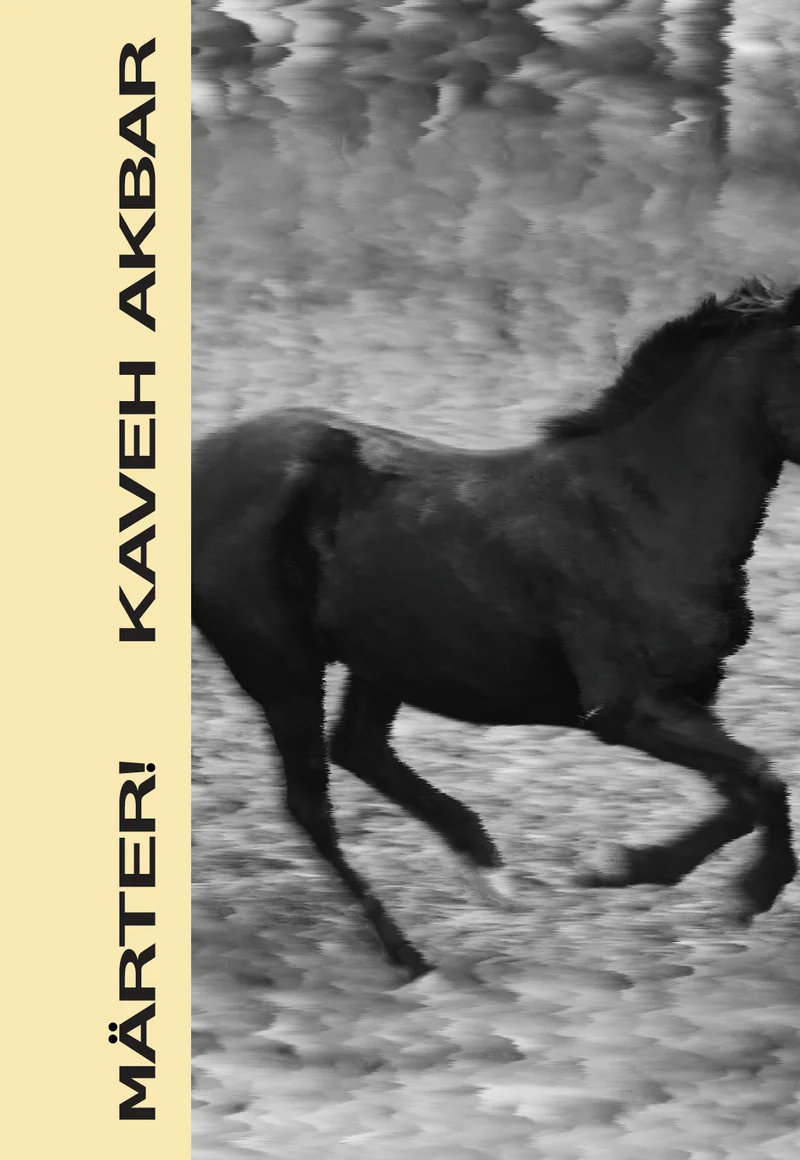 Märter! - Kaveh Akbar (Puänt, 2026). Mustvalge udune foto galoppivast mustast hobusest, mis loob liikumise ja jõu tunde. Kaane vasakul küljel on kollane vertikaalne riba, millel on tiitli ja autori nimed.