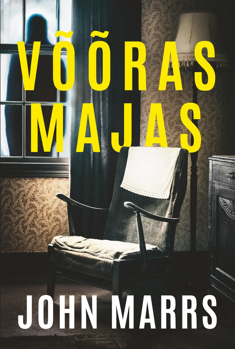 Võõras majas - John Marrs (Ersen, 2026). Hämar ja õhkkondlik foto vanast tühjast toolist räbalates ruumis, kus on kulunud tapeet ja nõrk aknavalgus. Kujundus loob klaustrofoobse ja sünge õhkkonna.