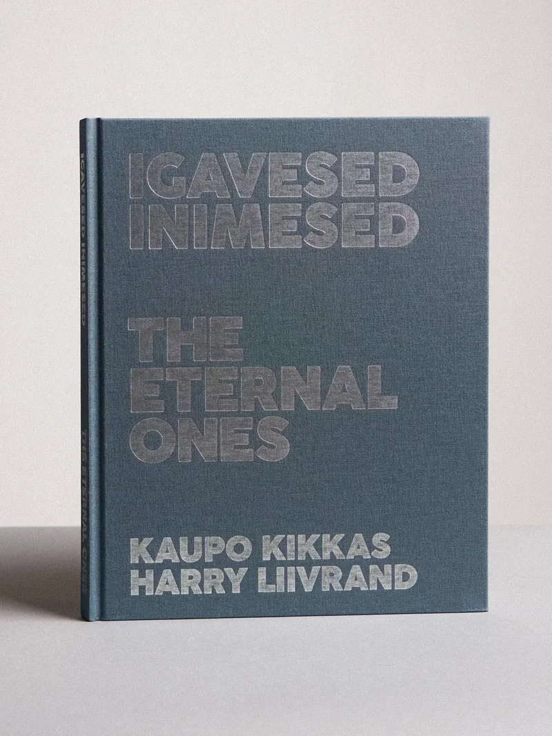 Igavesed inimesed - Kaupo Kikkas, Harry Liivrand (Allee galerii OÜ, 2026). Minimalistlik tumehall kaas, millel tekst on kujundatud hõbedase reljeefse kirjatüübiga kahes keeles. Kujundus on lihtne ja elegantne, ilma illustratsioonide või fotodeta.