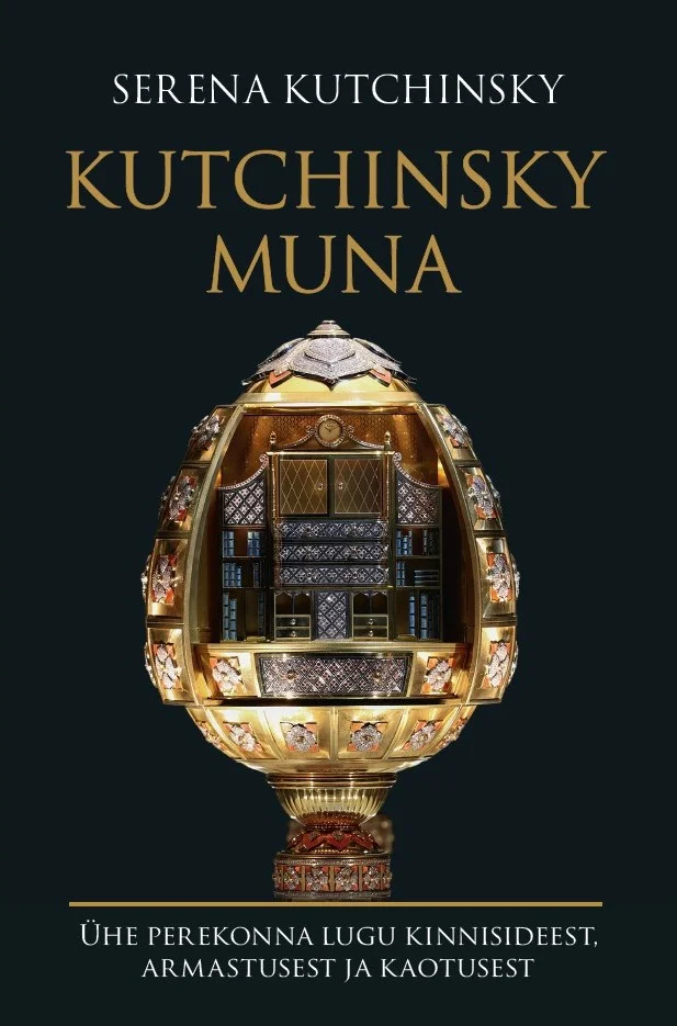 Kutchinsky muna - Serena Kutchinsky (Sinisukk, 2026). Tumedal taustal kujutatud kuldne ehiskarbike muna kujul, mis on kaetud keerukate kuldehete ja vääriskividega ning mille sees paistab miniatuurne siseruumi kujutis. Disain meenutab Fabergé munade stiili ning loob luksuslikku ja salapärast atmosfääri.