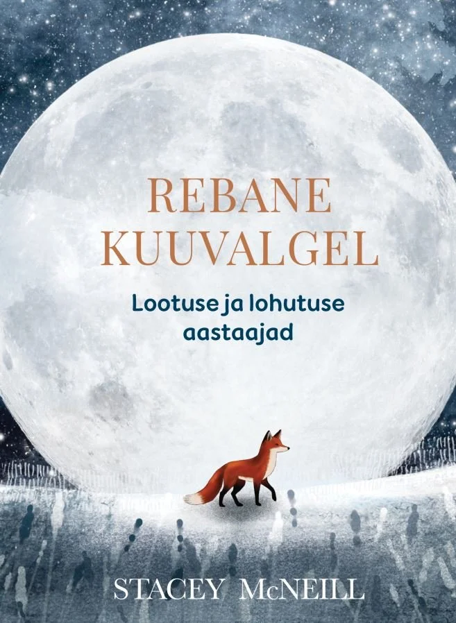 Rebane kuuvalgel - Stacey Mcneill (Tänapäev, 2026). Õrnas akvarellstiilis illustratsioon, millel väike rebane seisab lumises maastikus suure heleda täiskuu taustal. Sinist-halli talvist õhkkonda täiendavad kauged puud ja rahulik, poeetiline meeleolu.