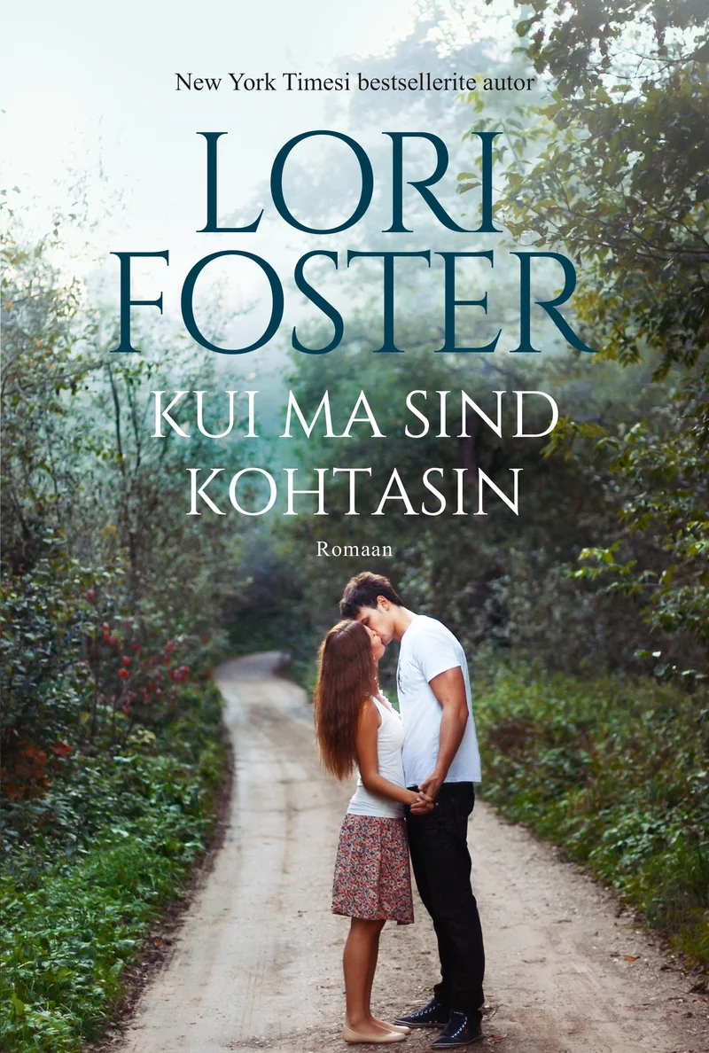 Kui ma sind kohtasin - Lori Foster (Ersen, 2026). Romantilise õhkkonnaga foto, millel mees ja naine embavad end kruusateel rohelise looduse taustal. Soojades toonides pilt loob armastusliku ja unistava meeleolu.
