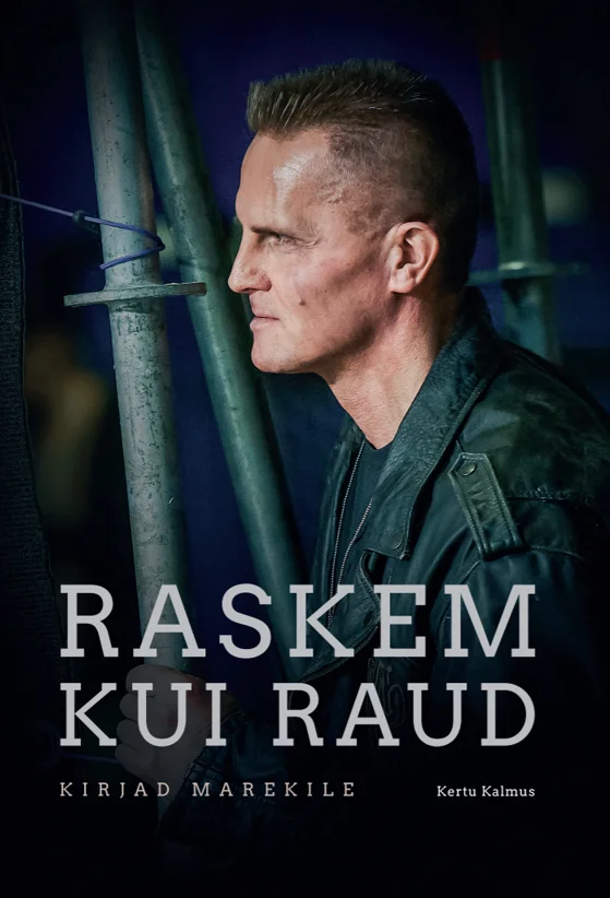 Raskem kui raud - Kertu Kalmus (Tuulemeelne OÜ, 2026). Tume, dramaatiline kaanekujundus keskmise eaga mehe profiilportreega, kes kannab rohelist jakki ja kelle juuksed on lühikesed külgedelt. Taust on hämar metallist konstruktsiooniga.