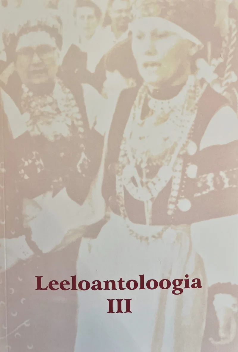 Leeloantoloogia III - Paul Hagu (Seto Instituut, 2026). Kahvaturoosakas vintage-foto, millel on kujutatud rahvarõivais naisi, kellel on kaelas hulgaliselt ehteid ja pärgadega peakatted. Foto on sepia-toonides ja annab nostalgilisel õhkkonnal põhineva etnograafilise ilme.