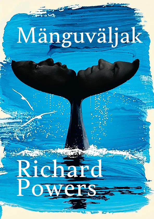 Mänguväljak - Richard Powers (Varrak, 2026). Sinise ookeani taustal kerkib vaala saba siluett, milles on näha inimese profiil. Kujundus ühendab pintslitõmmetega loodud vedela tekstuuri ja minimalistliku illustratiivse stiili.