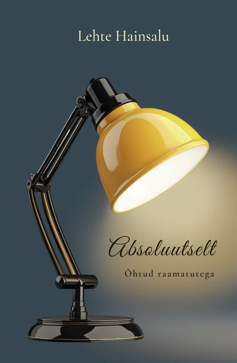 Absoluutselt - Lehte Hainsalu (Eesti Keele Sihtasutus, 2026). Tumehallil taustal seisab kollase varjuga reguleeritav laualamп, mis heidab sooja valgust. Minimalistlik ja elegantne kujundus loob hubase, raamatute lugemiseks sobiva õhkkonna.