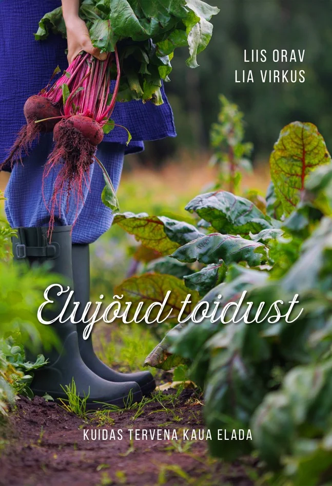 Elujõud toidust - Liis Orav, Lia Virkus (Pilgrim, 2026). Kaanel on foto aednikust, kes hoiab käes äsja maast välja tõmmatud peedikobaraid koos lehtedega. Taust näitab lopsakas rohelust täis aiapeenraid suvesel päeval.