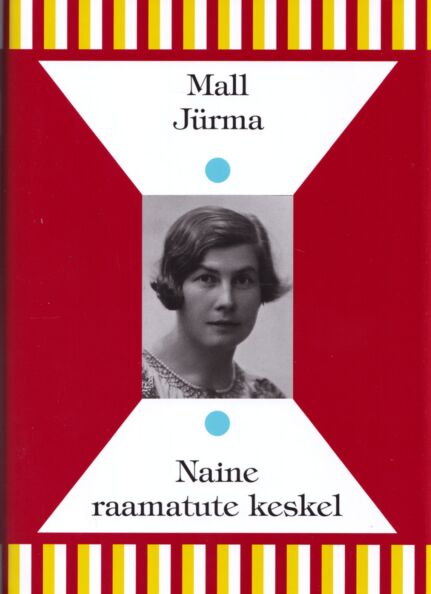 Naine raamatute keskel
